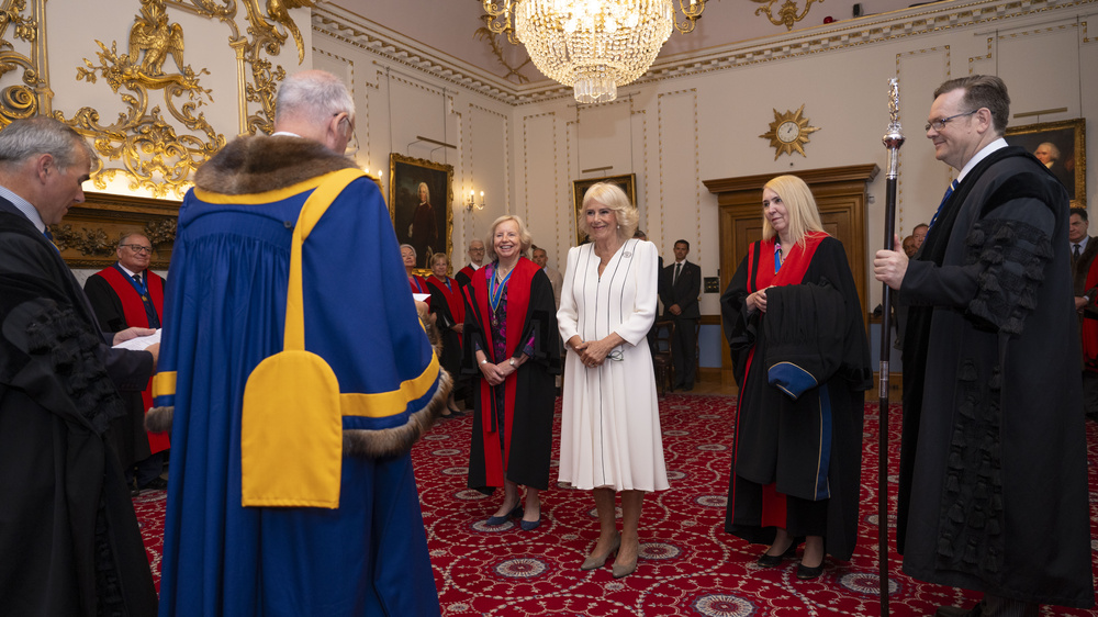 HER MAJESTY THE QUEEN BECOMES AN HONORARY FREEMAN AND LIVERYMAN OF THE WORSHIPFUL COMPANY OF STATIONERS AND NEWSPAPER MAKERS