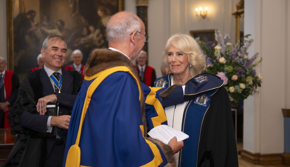 HER MAJESTY THE QUEEN BECOMES AN HONORARY FREEMAN AND LIVERYMAN OF THE WORSHIPFUL COMPANY OF STATIONERS AND NEWSPAPER MAKERS
